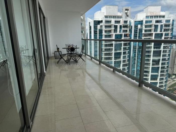 Lujo a 47 pisos: la mejor vista de panamá, apartamento amoblado en alquiler.