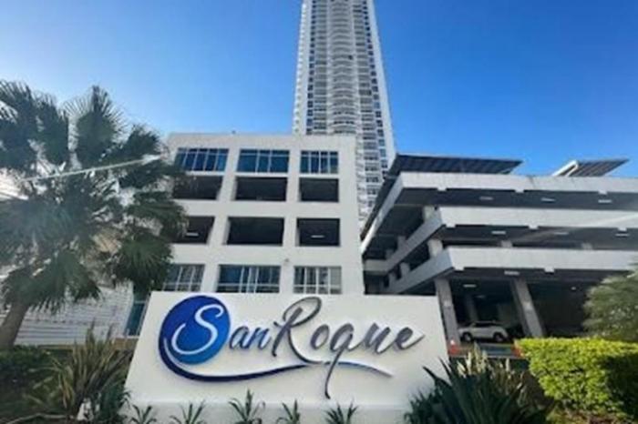 ¡vive en la cima! apartamento de 2 recámaras en ph san roque (piso alt...