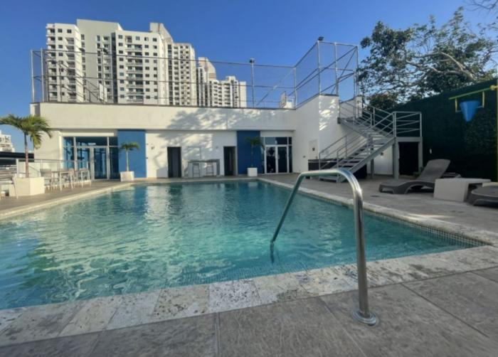 ¡vive en la cima! apartamento de 2 recámaras en ph san roque (piso alto)