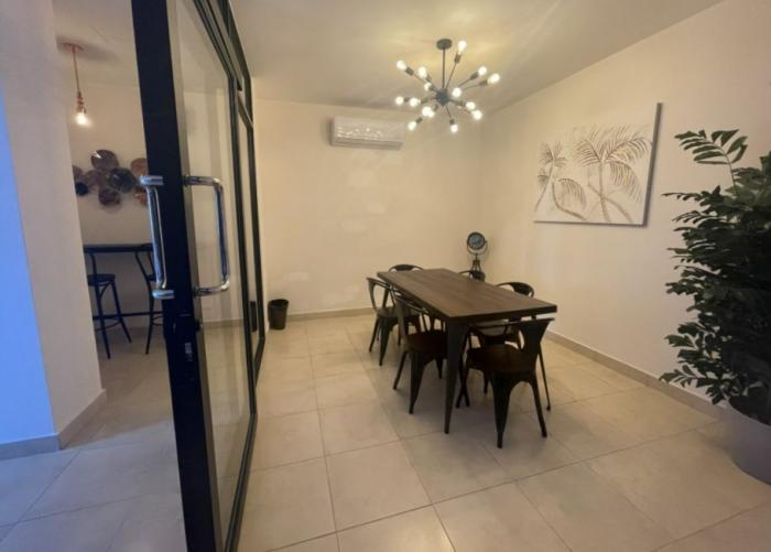 ¡vive en la cima! apartamento de 2 recámaras en ph san roque (piso alto)