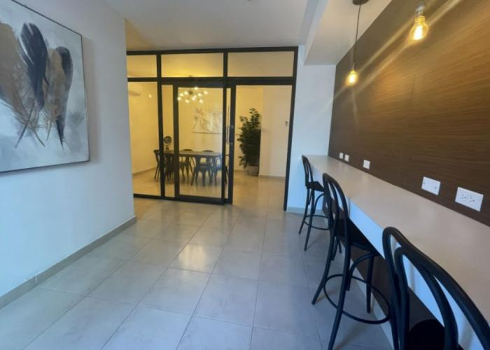 ¡vive en la cima! apartamento de 2 recámaras en ph san roque (piso alto)