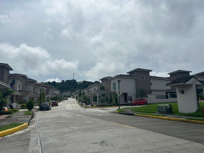 Venta de casa en dorado village condado del rey