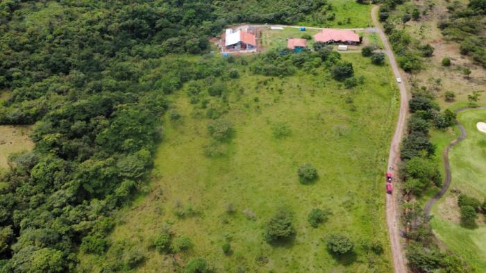 Scenic one-hectare homesite near boquete and lucero golf club
