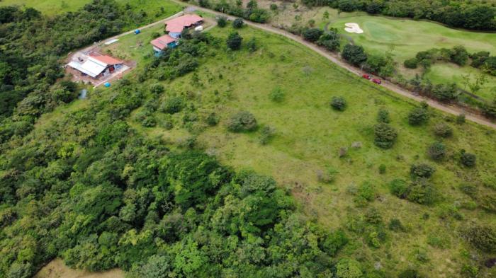 Scenic one-hectare homesite near boquete and lucero golf club