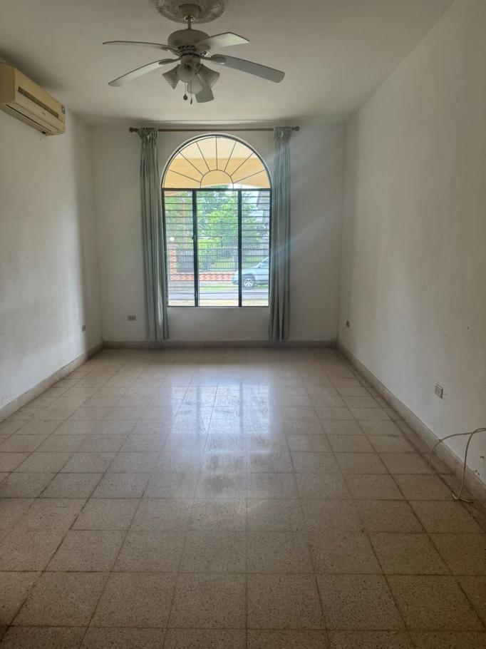Se alquila: espaciosa vivienda con 650m2 de construccion.