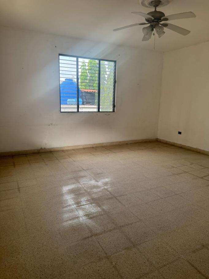 Se alquila: espaciosa vivienda con 650m2 de construccion.