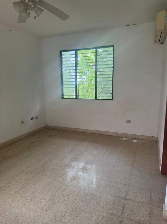 Se alquila: espaciosa vivienda con 650m2 de construccion.