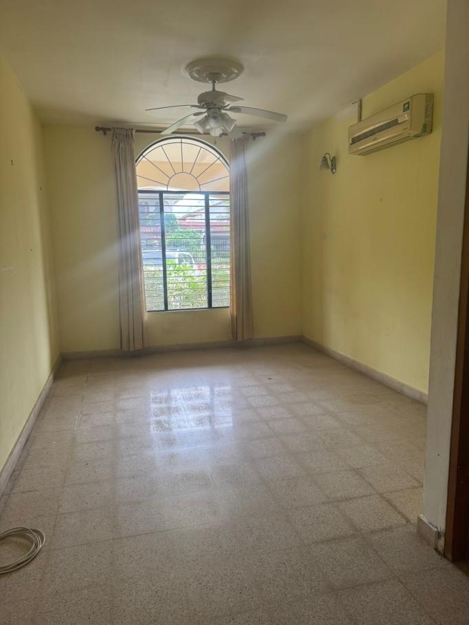 Se alquila: espaciosa vivienda con 650m2 de construccion.