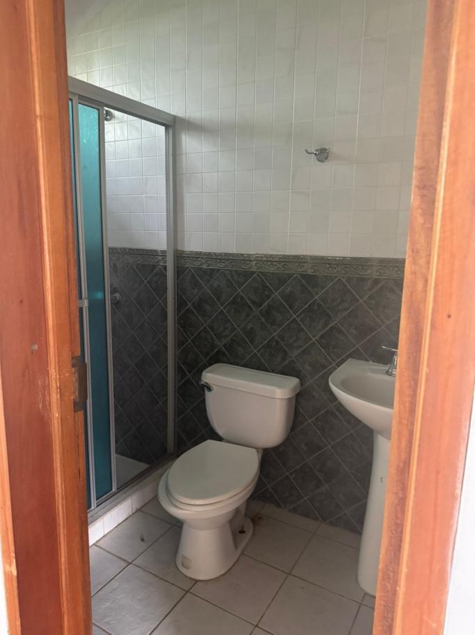 Se alquila: espaciosa vivienda con 650m2 de construccion.