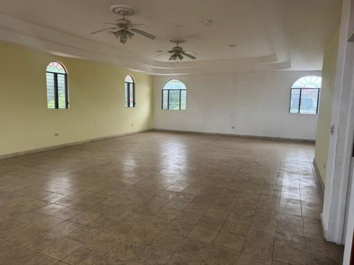Se alquila: espaciosa vivienda con 650m2 de construccion.