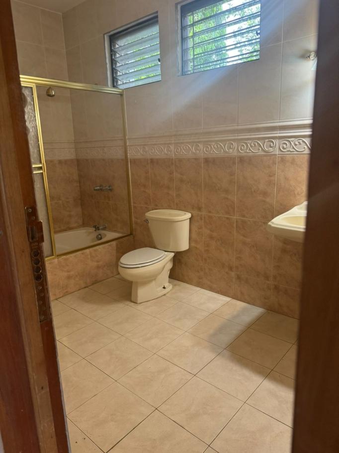Se alquila: espaciosa vivienda con 650m2 de construccion.