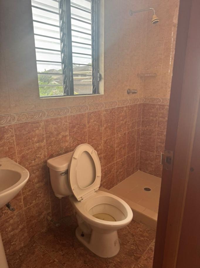Se alquila: espaciosa vivienda con 650m2 de construccion.