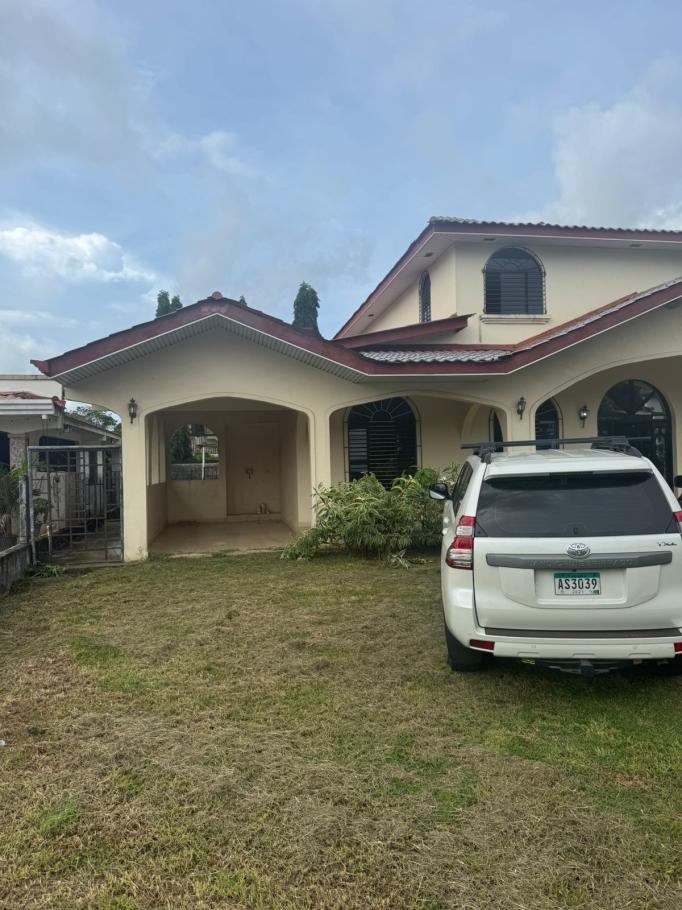 Se alquila: espaciosa vivienda con 650m2 de construccion.