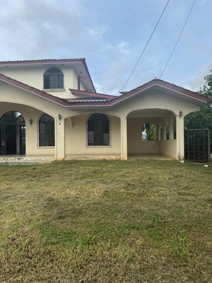 Se alquila: espaciosa vivienda con 650m2 de construccion.