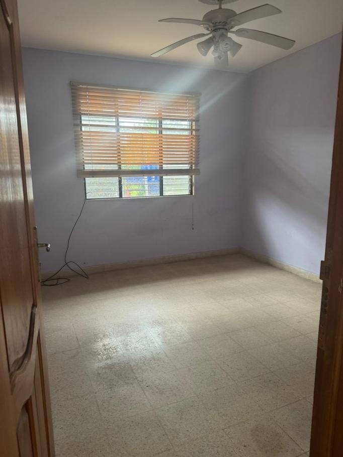 Se alquila: espaciosa vivienda con 650m2 de construccion.