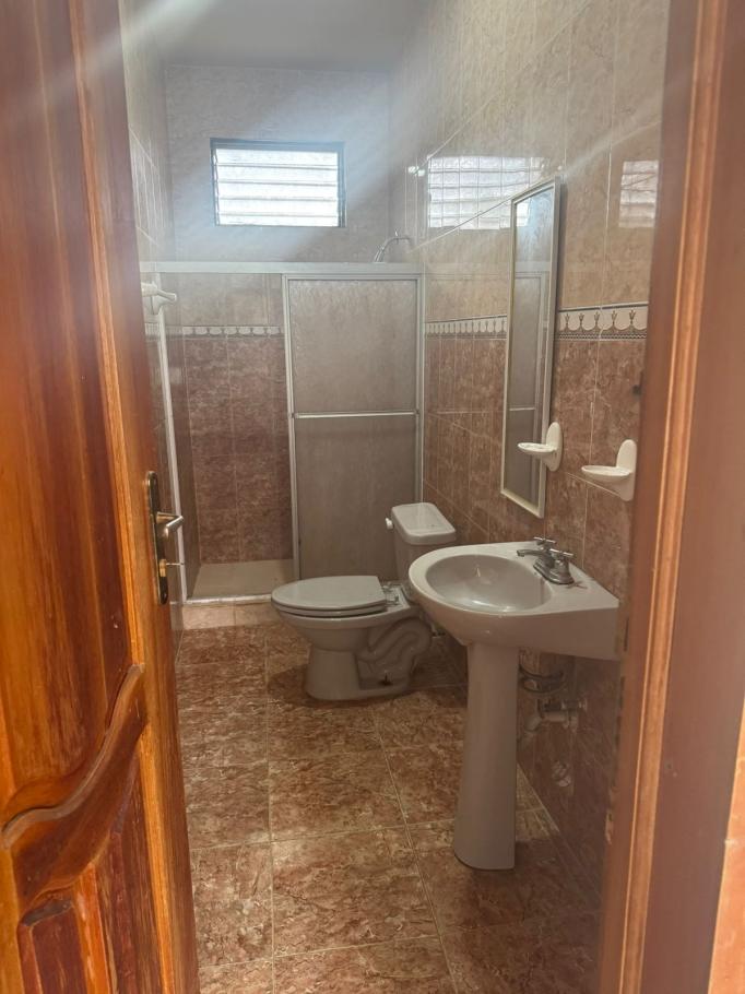 Se alquila: espaciosa vivienda con 650m2 de construccion.