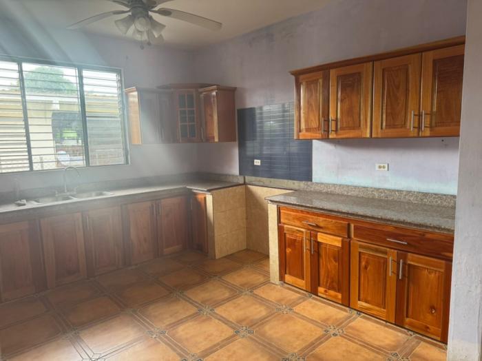 Se alquila: espaciosa vivienda con 650m2 de construccion.