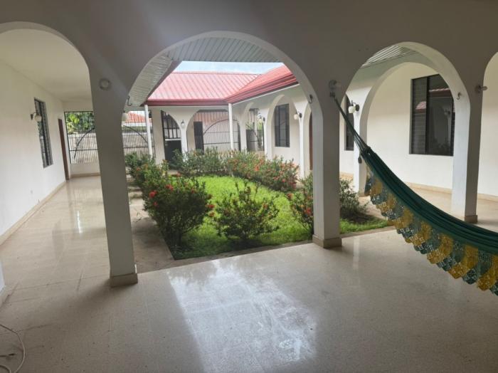 Se alquila: espaciosa vivienda con 650m2 de construccion.