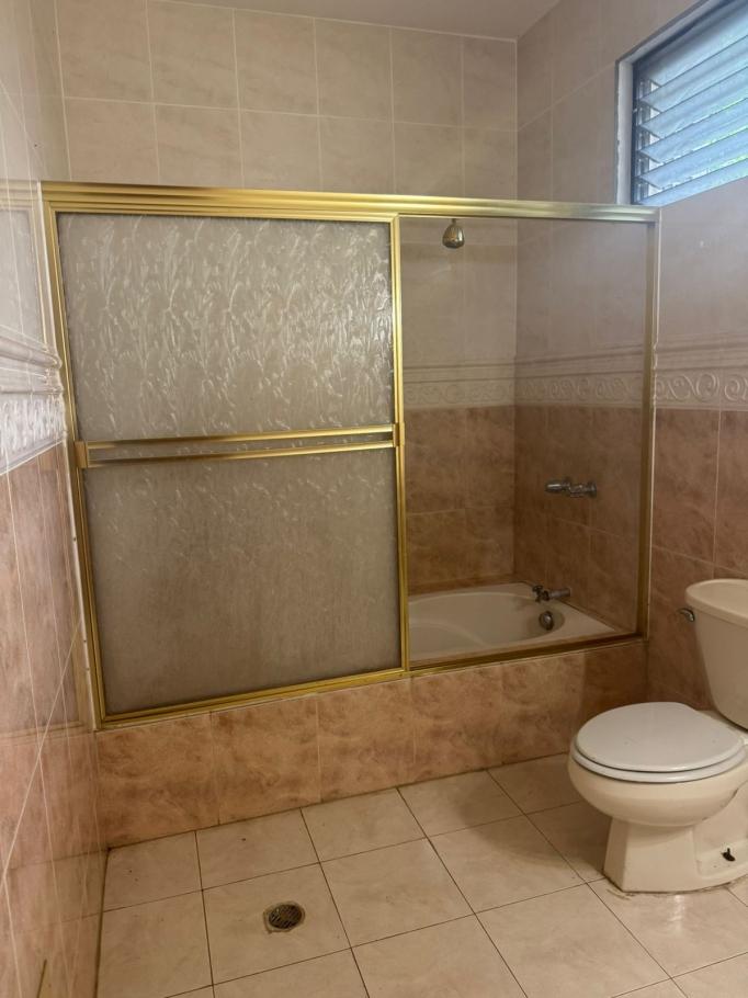 Se alquila: espaciosa vivienda con 650m2 de construccion.
