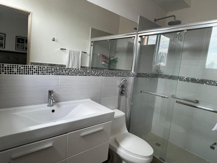 Venta de apartamento semiamoblado ph rainbow tower