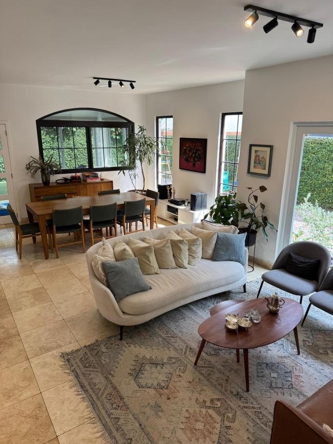 ¡oportunidad única en costa sur! venta de moderna casa en el doral.