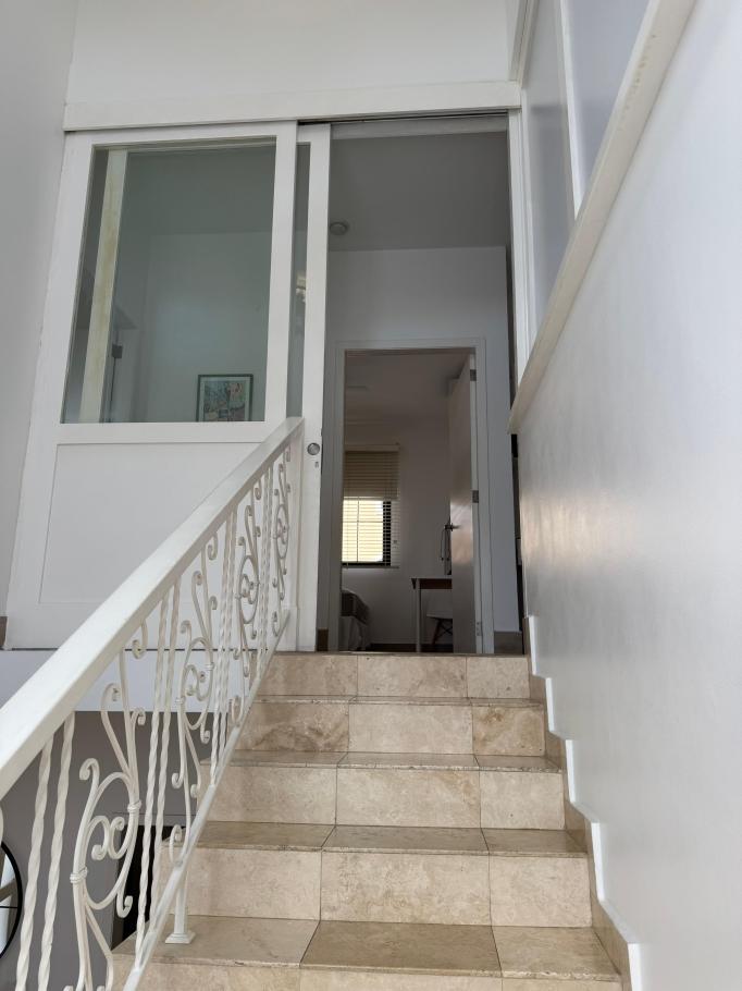 ¡oportunidad única en costa sur! venta de moderna casa en el doral.