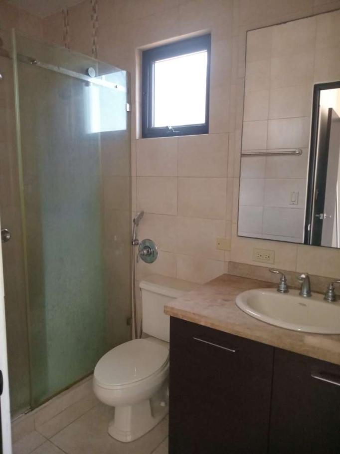 Venta de apartamento en ph embassy village, ancón