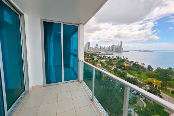 Hermoso apartamento con vista al mar en venta/beautiful apartment for sale with ocean view 