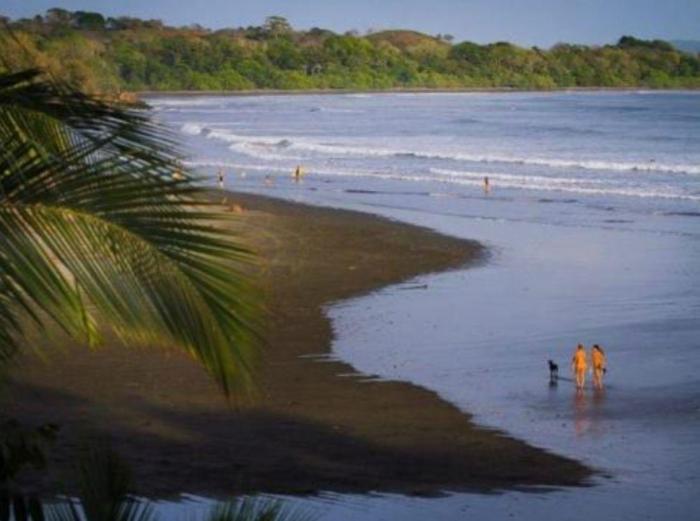 Se vende: propiedad de 7,000 m² con vista al mar y acceso privado en playa estero.