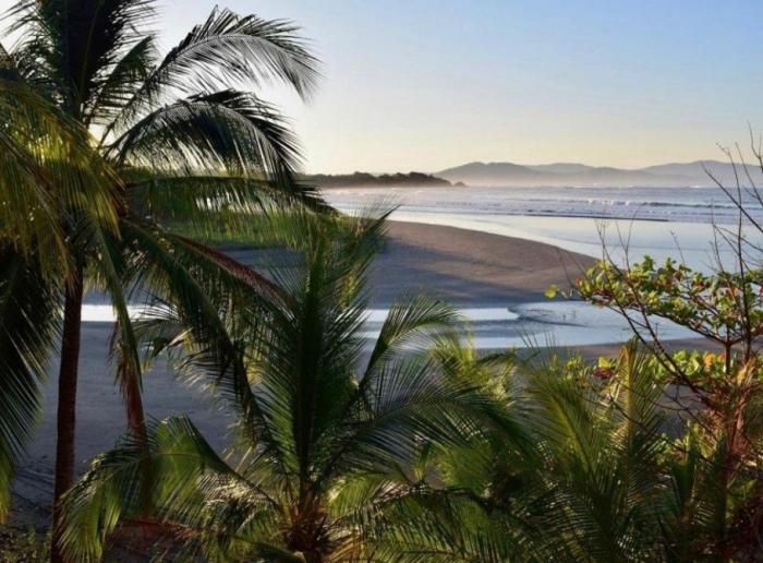 Se vende: propiedad de 7,000 m² con vista al mar y acceso privado en playa estero.