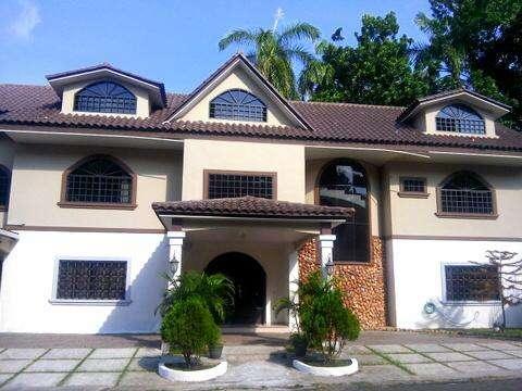 Venta de casa familiar en ancón, urbanización residencial llanos de curundú