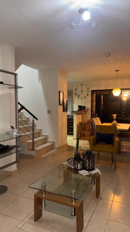 Alquilo casa de 2 niveles en ph las arboledas, la chorrera- $. 950