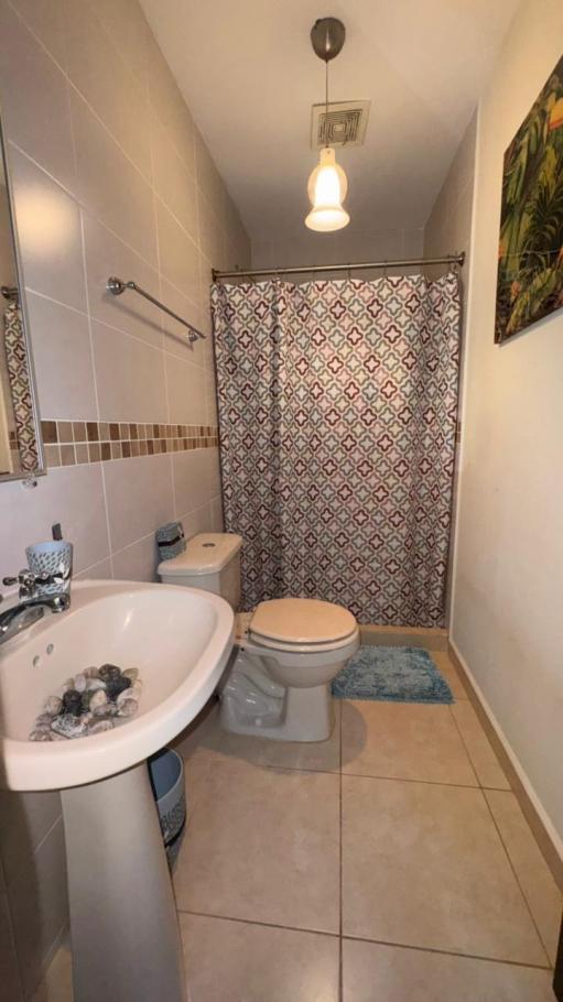 Alquilo casa de 2 niveles en ph las arboledas, la chorrera- $. 950