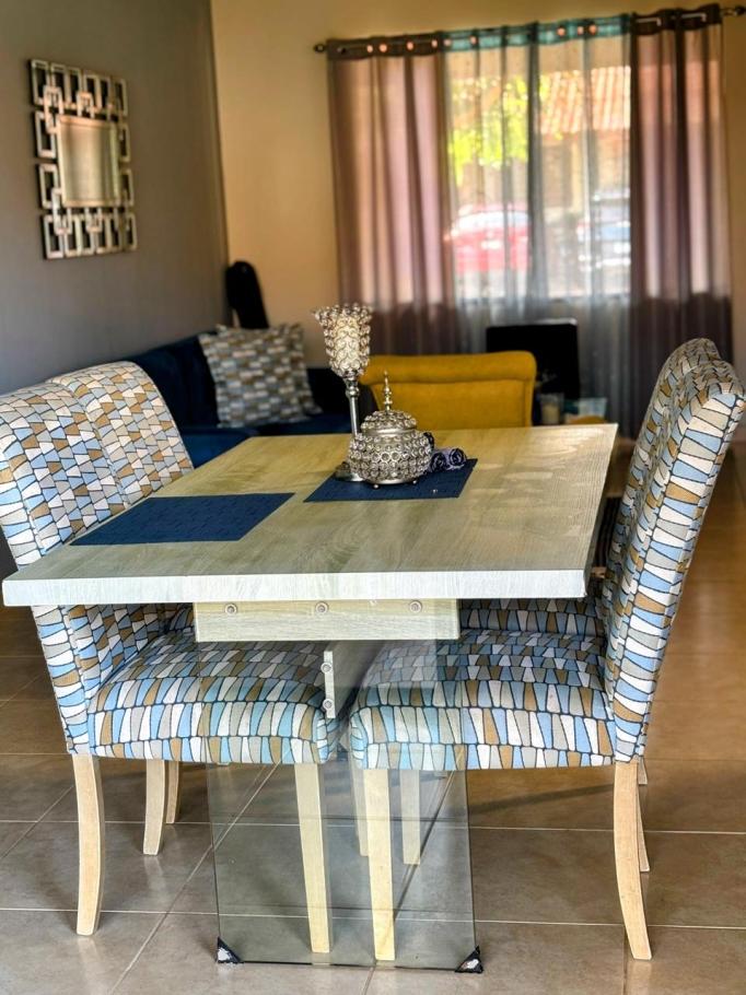 Alquilo casa de 2 niveles en ph las arboledas, la chorrera- $. 950