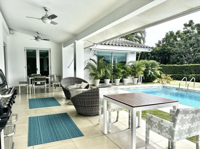 Venta de casa con piscina en cocoli