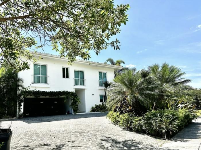 Venta de casa frente a la playa en bijao 
