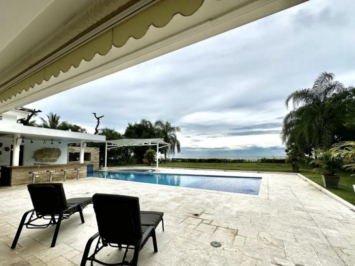Venta de villa con piscina y vista al mar en bijao