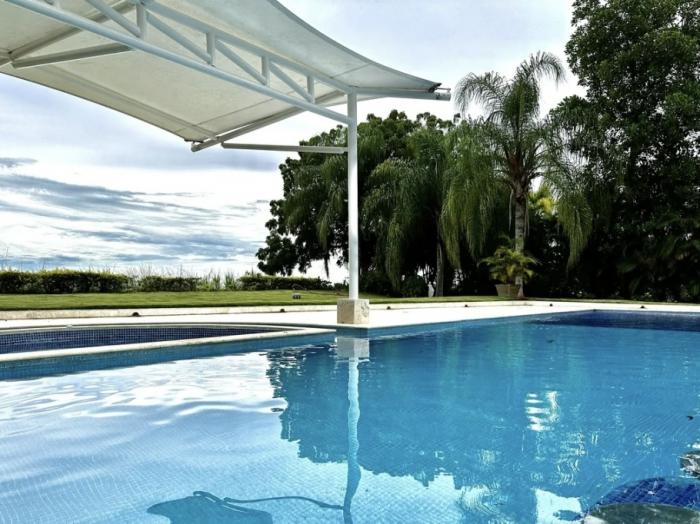 Venta de villa con piscina y vista al mar en bijao
