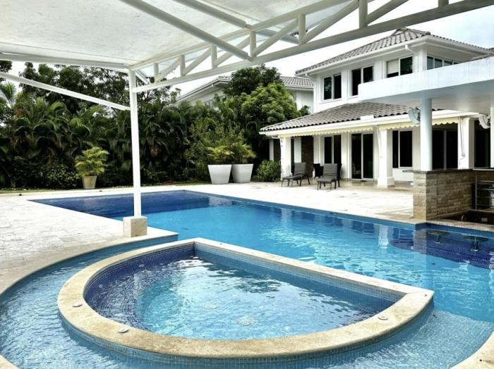 Venta de villa con piscina y vista al mar en bijao