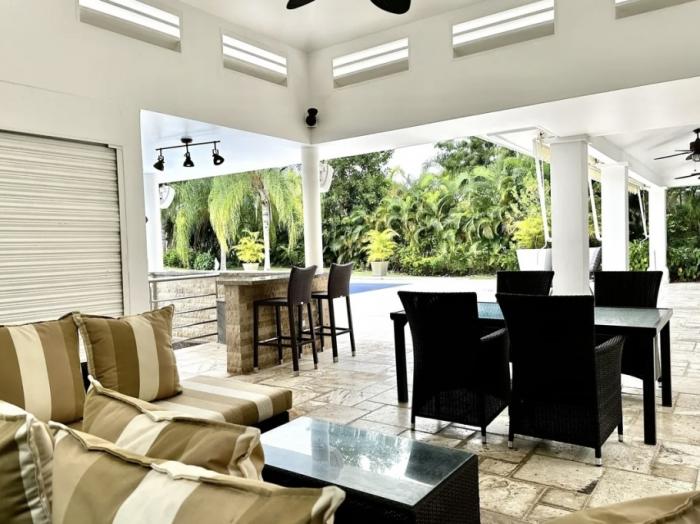 Venta de villa con piscina y vista al mar en bijao