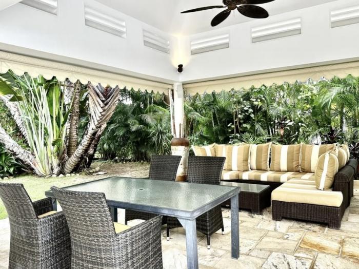 Venta de villa con piscina y vista al mar en bijao