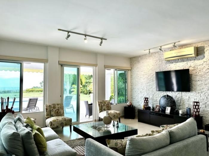 Venta de villa con piscina y vista al mar en bijao