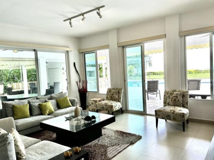 Venta de villa con piscina y vista al mar en bijao