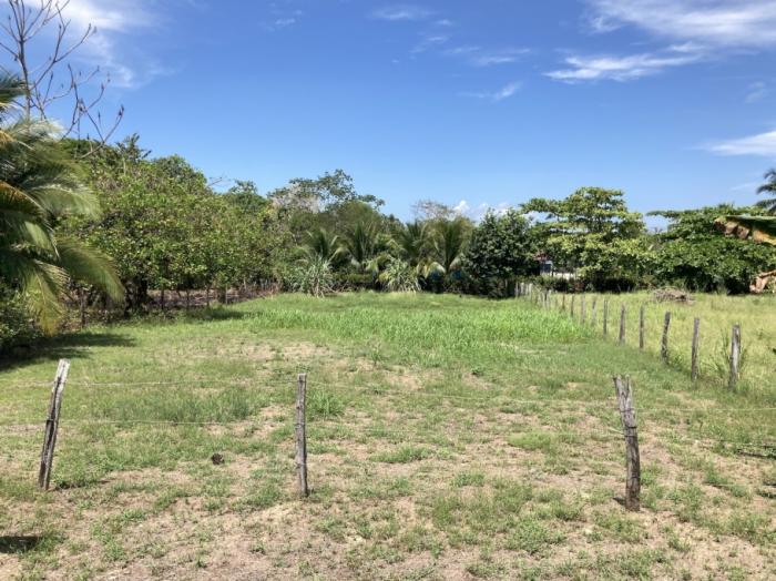 Attractive lot only steps from the beach