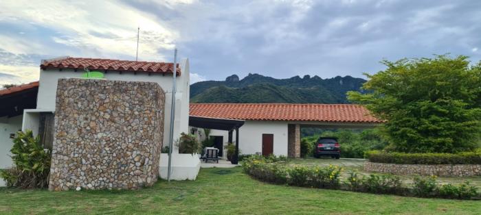 Se vende finca en la laguna a 20 minutos de coronado