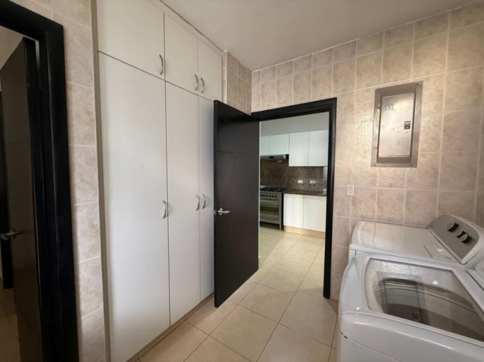 Venta de amplio apartamento en ph parque del mar i, costa del este