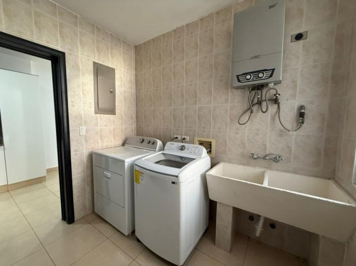 Venta de amplio apartamento en ph parque del mar i, costa del este