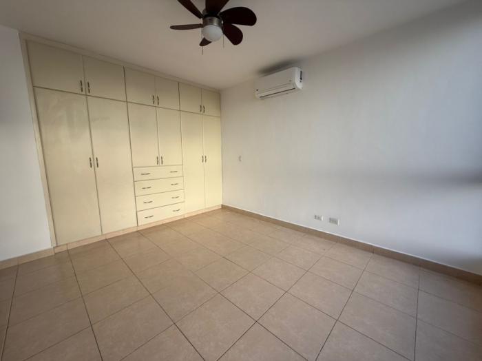 Venta de amplio apartamento en ph parque del mar i, costa del este