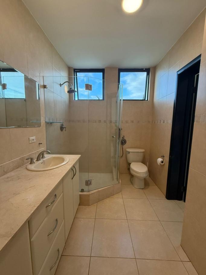 Venta de amplio apartamento en ph parque del mar i, costa del este