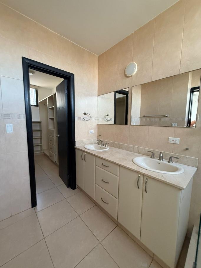 Venta de amplio apartamento en ph parque del mar i, costa del este